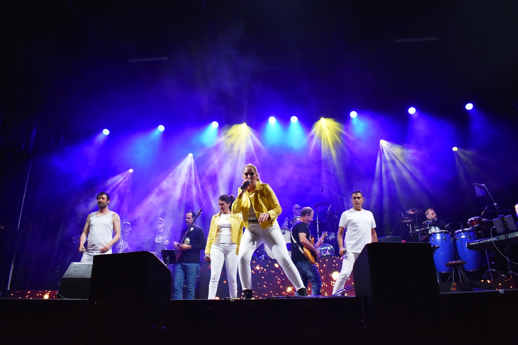 L'orquesta ha fet ballar i saltar la gent durant un oncert de tres hores. Moment del concert