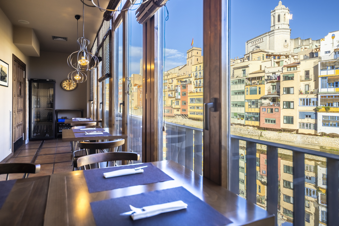 Interior d'un restaurant amb vistes a la catedral de Girona