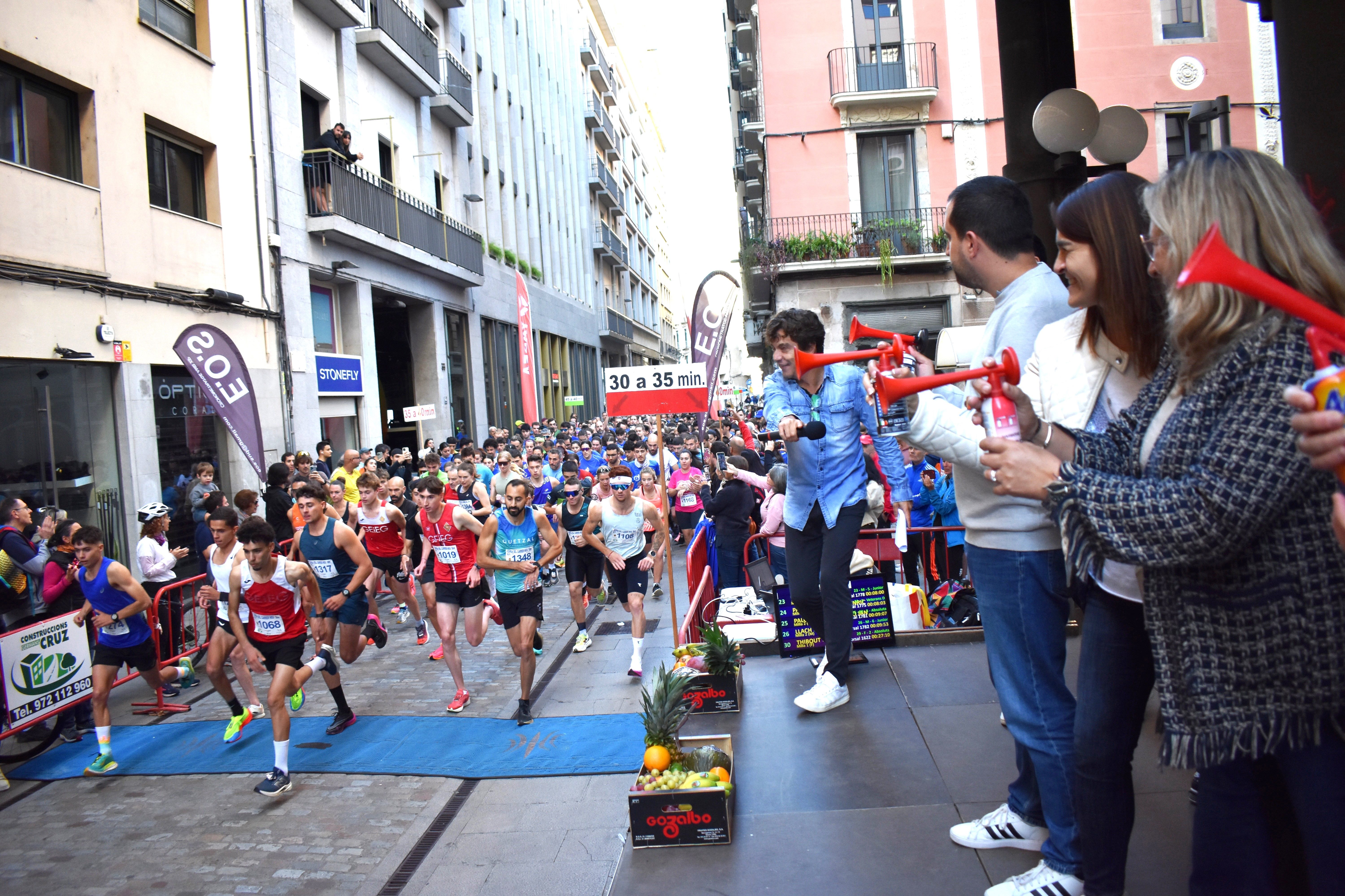 Sortida de la prova dels 5 km de la cursa popular del carrer Nou 2024