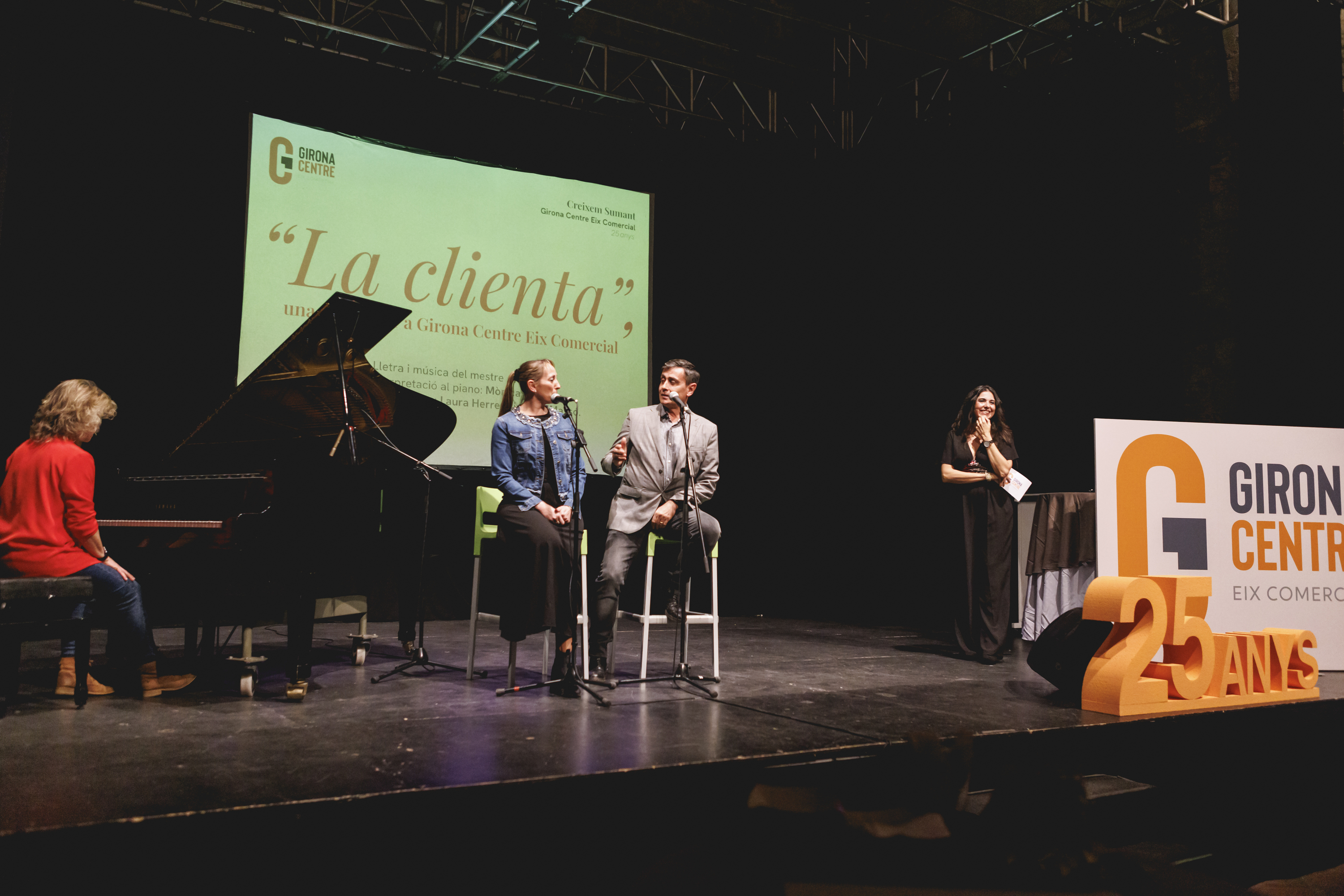 Moment de l'actuació, cantants i pianista