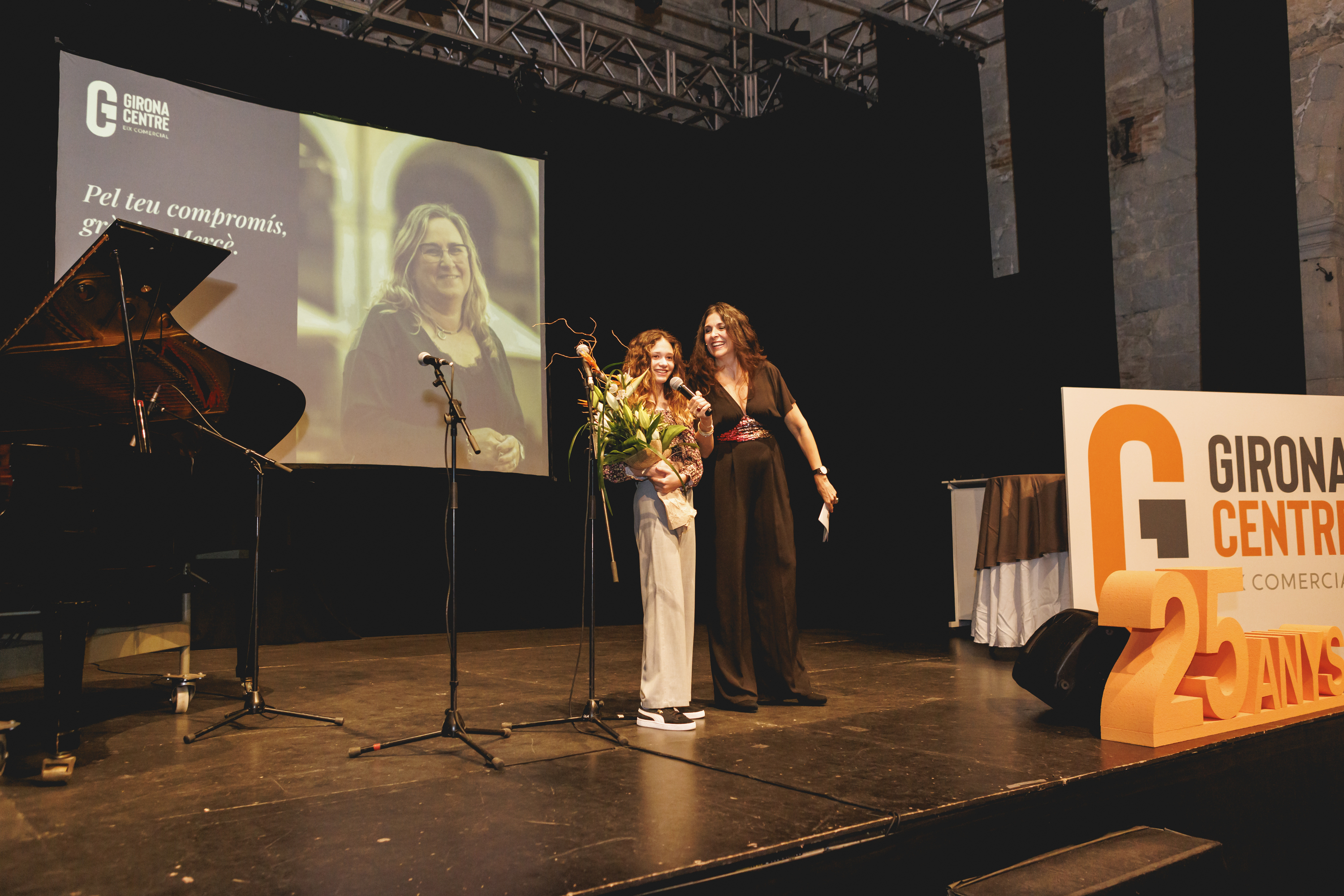 Moment de l'homenatge a Mercè Ramírez de Cartagena a l'escenari